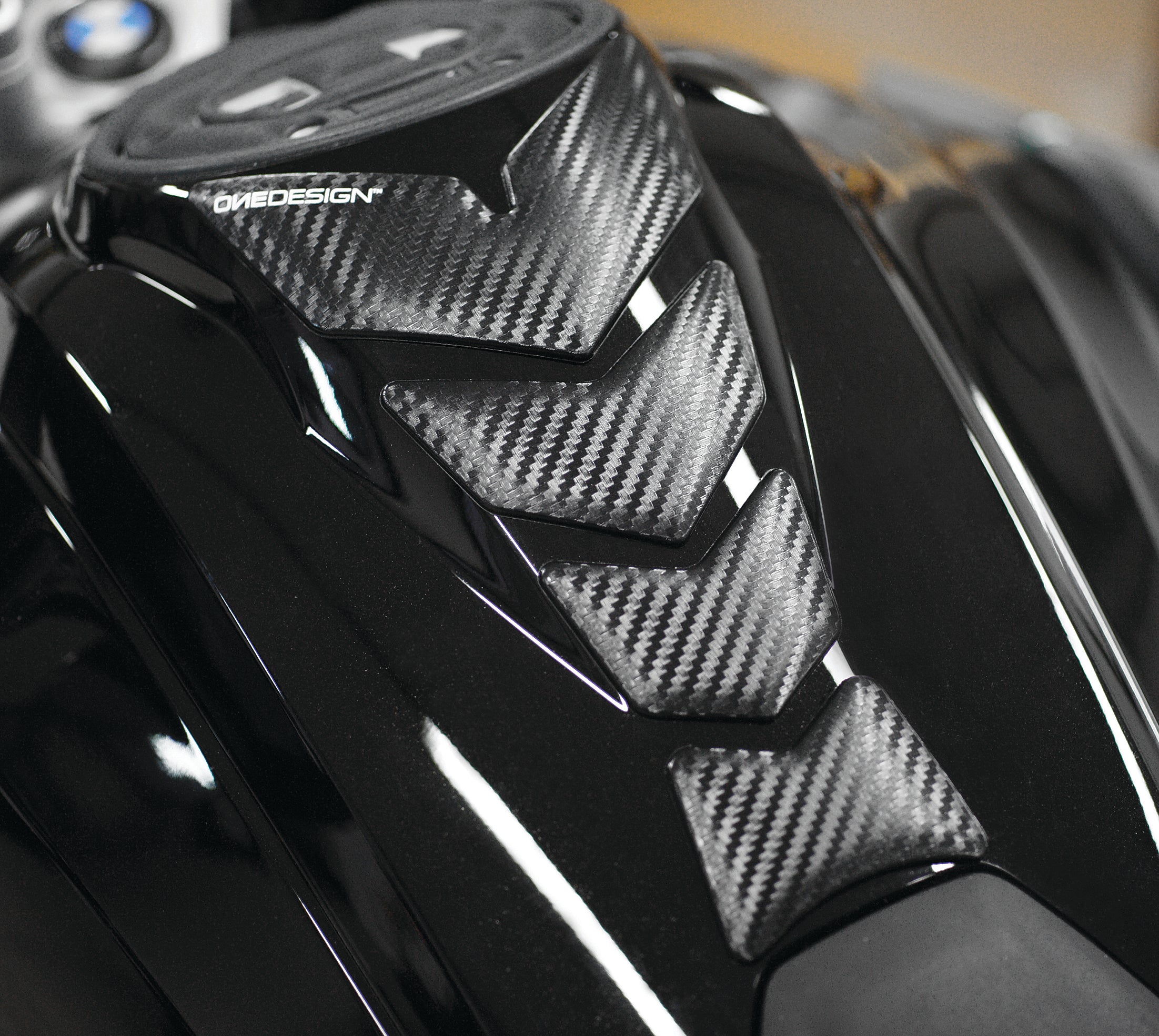 ONE EMBLEMS Tankpad Soft Touch Prespaced Slim Carbon